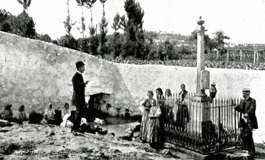 Coluna e lavadouros em 1908. 