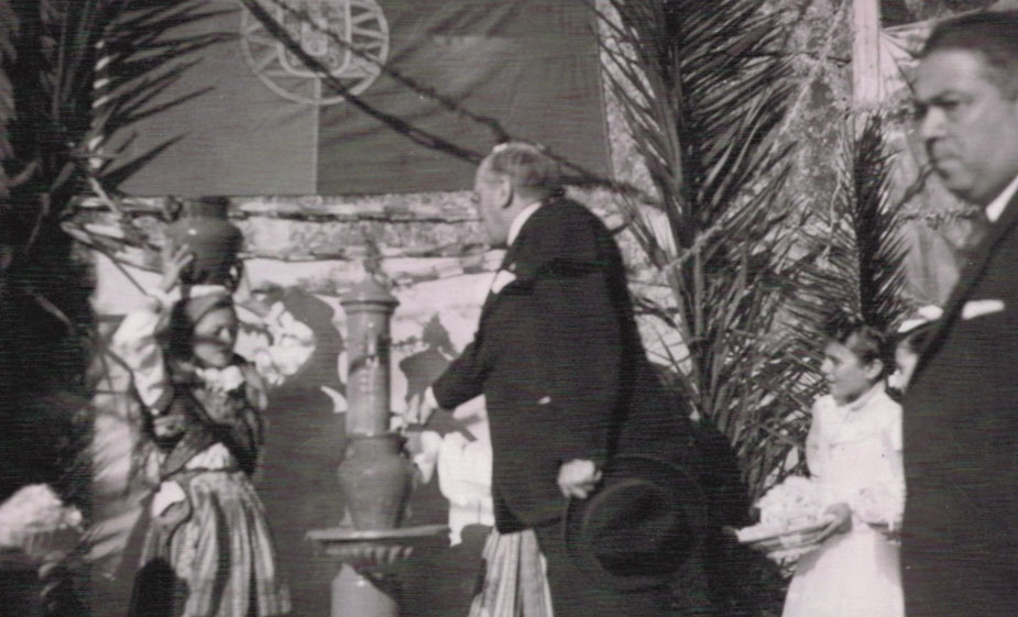 Cerim�nia de inaugura��o de um fontan�rio no Pego Negro (Foz) a 15 de novembro de 1953. 