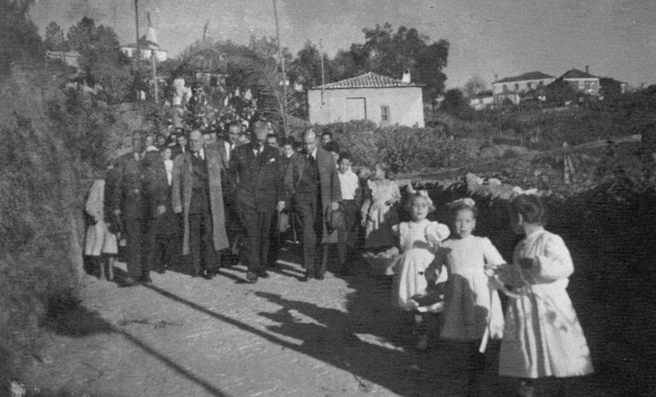 Cortejo de inaugura��o de um fontan�rio em Zebreiros (Gondomar) a 14 de novembro de 1954. 